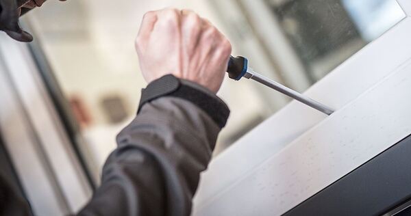Die Einbrecher hebelten ein Fenster auf und gelangten so in die Räumlichkeiten.