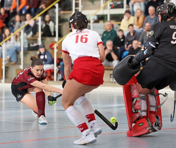 Grace Raad (links) dreht mit ihren drei Toren gegen den TSV Mannheim die Partie zum 3:1-Pausenstand.