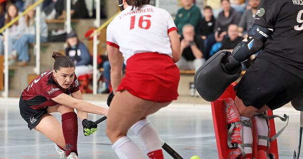 Grace Raad (links) dreht mit ihren drei Toren gegen den TSV Mannheim die Partie zum 3:1-Pausenstand.