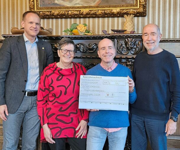 Bürgermeister Thomas Schäfer (links) und Matthias Braun (mit Scheck) bei der symbolischen Übergabe an das Hospiz Leonberg, vertreten durch den stellvertretenden Vorsitzenden, Günther Wöhler, und Monika Friedrich.