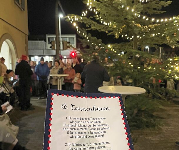 Bei der Rathaus-Weihnacht rund um das viel diskutierte Hochdorfer (Eigen-)Gewächs durfte das Lied „O Tannenbaum“ freilich nicht fehlen.