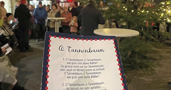 „Bei Dunkelheit geht er“: So wurde der traurigste Christbaum von den ...