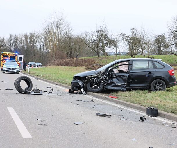 Die Polizei sperrt die Straße zwischen Kleinbottwar und Großbottwar wegen eines Unfalls.