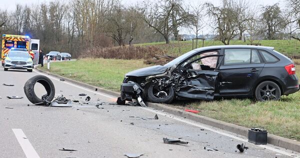 Die Polizei sperrt die Straße zwischen Kleinbottwar und Großbottwar wegen eines Unfalls.
