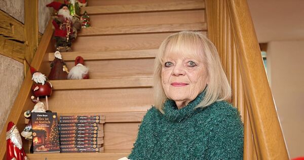 Es weihnachtet: Claire Beyer auf dem Treppenaufgang zu ihrer Wohnung im historischen Markgröninger Wimpelinhaus.