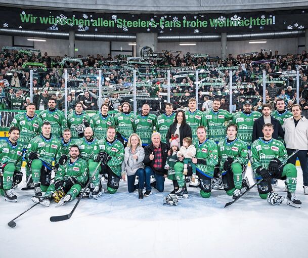 Mannschaftsfoto mit Familie vor der Enztalkurve: Tyler McNeely posiert nach seinem DEL2-Punkterekord mit den Bietigheimer Teamkollegen. Auch Ehefrau Jacqueline, die beiden Kinder sowie seine Eltern sind dabei.