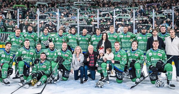 Mannschaftsfoto mit Familie vor der Enztalkurve: Tyler McNeely posiert nach seinem DEL2-Punkterekord mit den Bietigheimer Teamkollegen. Auch Ehefrau Jacqueline, die beiden Kinder sowie seine Eltern sind dabei.