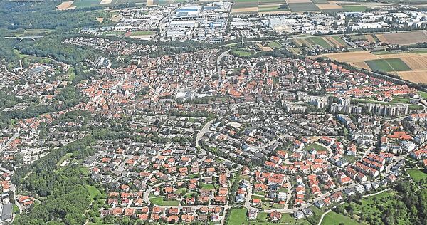 Blick auf Schwieberdingen und das Gewerbegebiet (oben), das jetzt kräftig wachsen und für frische Einnahmen sorgen soll.