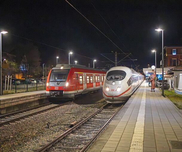 Üblicherweise verkehren in Marbach nur S-Bahnen und Güterzüge. Von Donnerstag bis Samstag aber fuhren auch einige wenige ICE über die Strecke und weiter Richtung Backnang und Nürnberg.