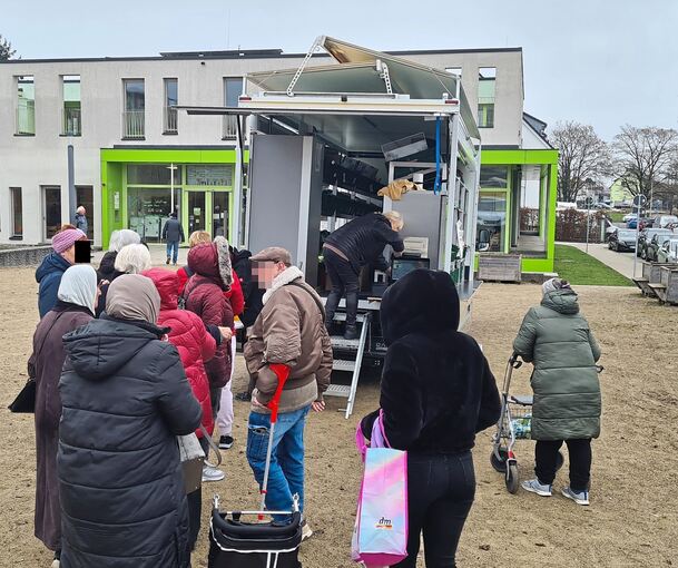 Ankunft des Tafelmobils in Grünbühl am Mehrgenerationenhaus: Simone Tschöke (hinten) bereitet den Verkauf vor.