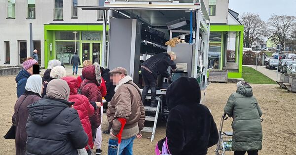 Ankunft des Tafelmobils in Grünbühl am Mehrgenerationenhaus: Simone Tschöke (hinten) bereitet den Verkauf vor.