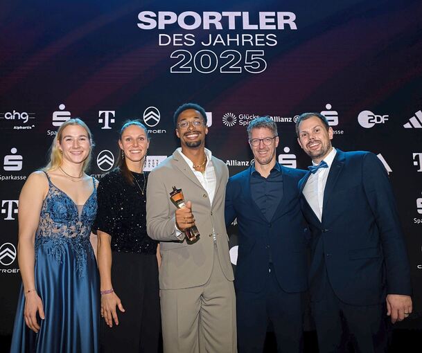 Strahlend und schick beim Gruppenfoto in Baden-Baden (von links): Handball-Torhüterin Katharina Filter, Nationalspielerin Xenia Smits, der Sportler des Jahres Leo Neugebauer, Bundestrainer Markus Gaugisch und dessen Assistent Frederick Griesbach.