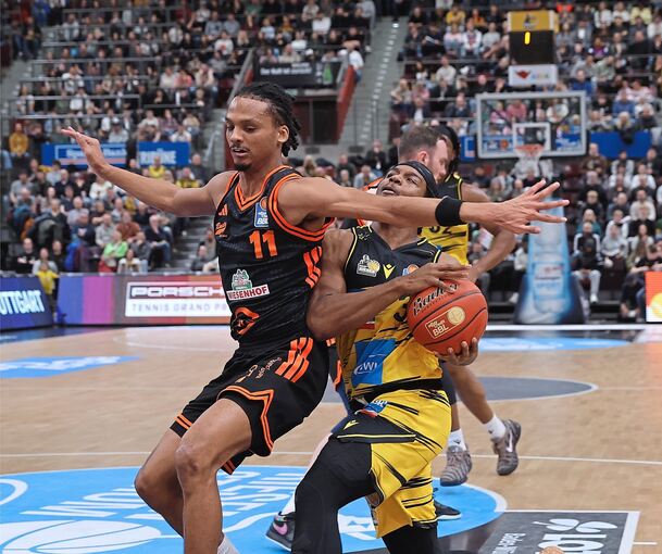 Stef Smith (rechts) wird von Vechtas Alonzo Verge unkonventionell aufgehalten.