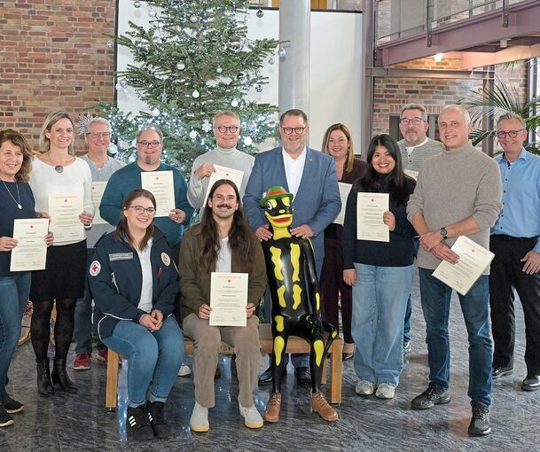 Oberbürgermeister Nico Lauxmann ehrte die Blutspenderinnen und -spender für ihren Einsatz und sprach den Mitarbeiterinnen und Mitarbeiter des Deutschen Roten Kreuzes seinen Dank aus.