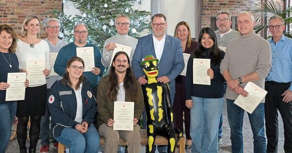 Oberbürgermeister Nico Lauxmann ehrte die Blutspenderinnen und -spender für ihren Einsatz und sprach den Mitarbeiterinnen und Mitarbeiter des Deutschen Roten Kreuzes seinen Dank aus.