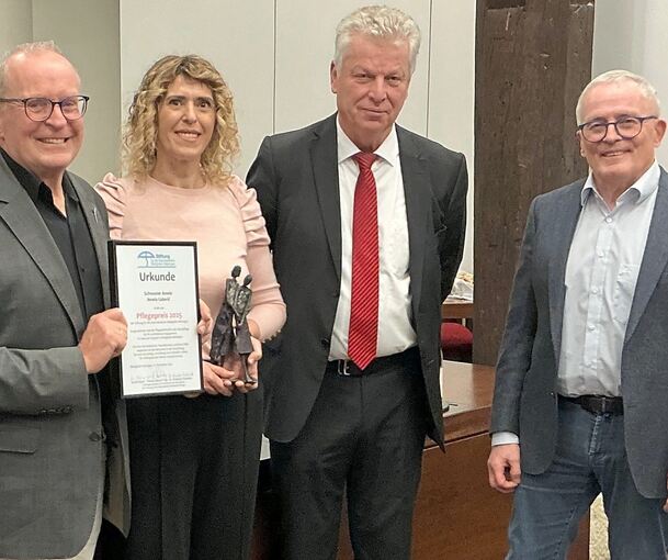 Laudator und Vorstand der Diakoniestiftung Thomas Reusch-Frey mit der Preisträgerin Amela Gašević, Oberbürgermeister Jürgen Kessing und der Stiftungsratsvorsitzende Dr. Christoph Küenzlen bei der Verleihung des Pflegepreises im Ratssaal des Bietighei