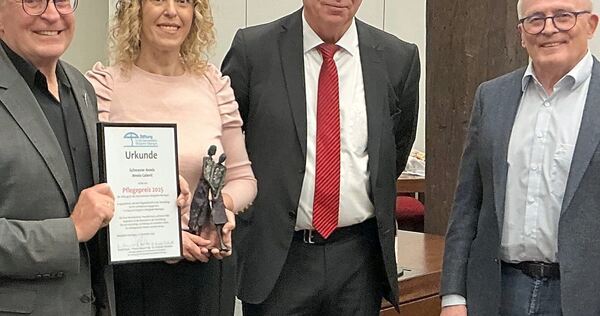 Laudator und Vorstand der Diakoniestiftung Thomas Reusch-Frey mit der Preisträgerin Amela Gašević, Oberbürgermeister Jürgen Kessing und der Stiftungsratsvorsitzende Dr. Christoph Küenzlen bei der Verleihung des Pflegepreises im Ratssaal des Bietighei