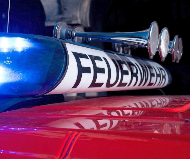 Feuer bei Kornwestheim: Ein Auto geriet vermutlich wegen technischen Defekts in Brand.