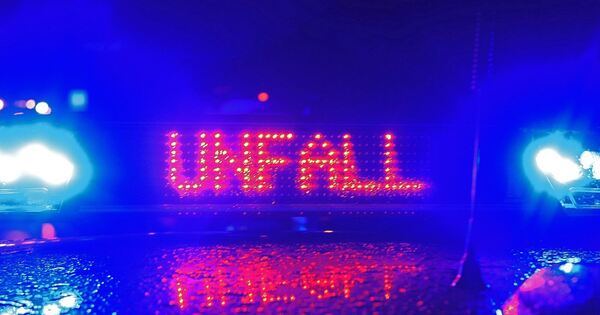 Autofahrer-prallt-gegen-Stromverteilerkasten-in-M-glingen