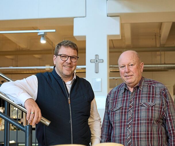 Stefan (links) und Martin Schmid in ihrem Sachsenheimer Möbelhaus. Die Pfeiler des Gebäudes haben zufällig die Form eines Kreuzes; an diesem Pfeiler hinten haben die Schmids ein christliches Kreuz angebracht.