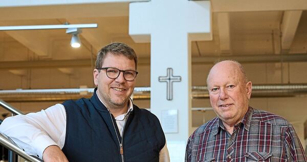 Stefan (links) und Martin Schmid in ihrem Sachsenheimer Möbelhaus. Die Pfeiler des Gebäudes haben zufällig die Form eines Kreuzes; an diesem Pfeiler hinten haben die Schmids ein christliches Kreuz angebracht.
