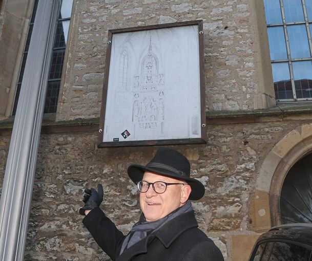 Das Foto des Hochaltars ist vollkommen ausgeblichen. Höchste Zeit für eine Neuanschaffung, meint Stadtführer Martin Grund.