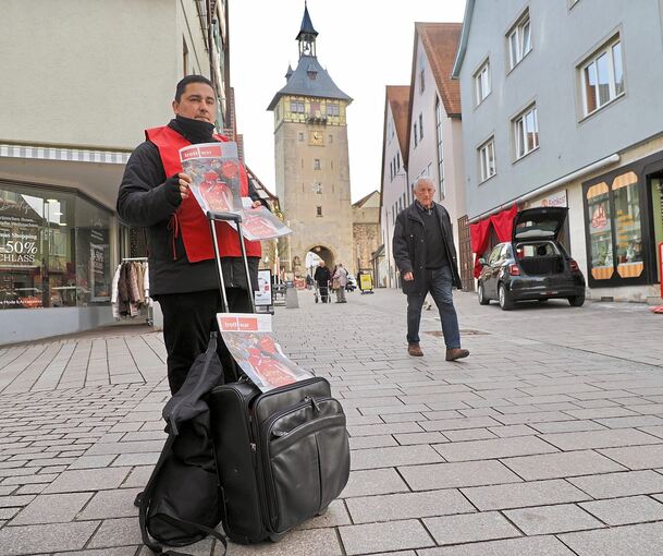 Ladislav Boho steht immer unterhalb des Torturms in der Marbacher Fußgängerzone.