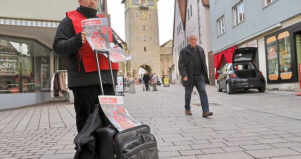 Ladislav Boho steht immer unterhalb des Torturms in der Marbacher Fußgängerzone.