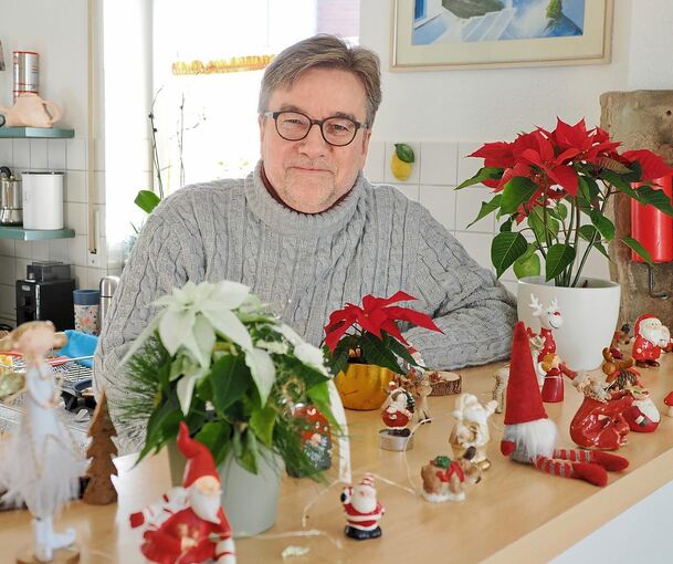 Anna Maier, die Frau von Pfarrer Matthias Maier, sammelt Weihnachtsfiguren und gestaltet damit liebevoll diverse Deko-Ecken.