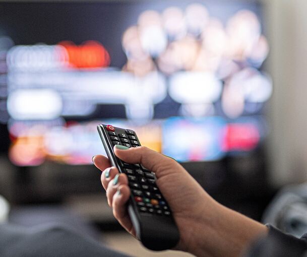 Ein gemeinsamer Filmabend gehört für viele Familien zum Weihnachtsfest dazu.