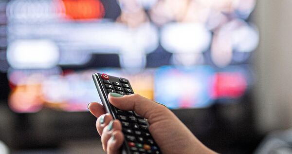 Ein gemeinsamer Filmabend gehört für viele Familien zum Weihnachtsfest dazu.