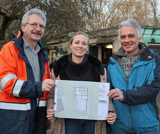 Peter Krauß, Jaqueline Hennig und Michael Schmid (v.l.) zeigen den Plan.