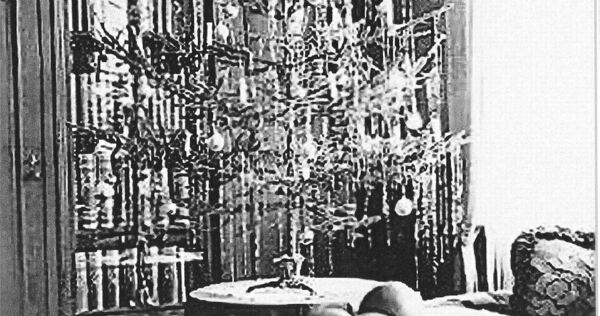 Privataufnahme eines Weihnachtsbaums aus den 1930er Jahren.