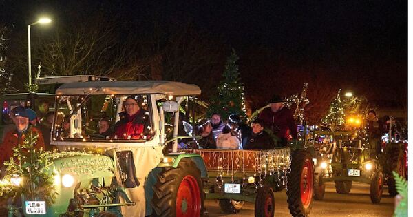 Wenn-Oldtimer-Weihnachten-feiern-Lichterfahrt-begeistert-in-Erdmannhausen