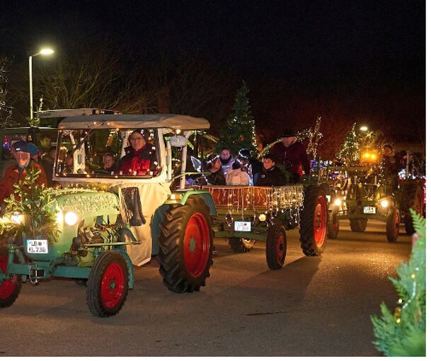 Weihnachtsausfahrt mit beleuchteten Schleppern und Oldtimern.