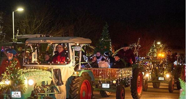 Weihnachtsausfahrt mit beleuchteten Schleppern und Oldtimern.