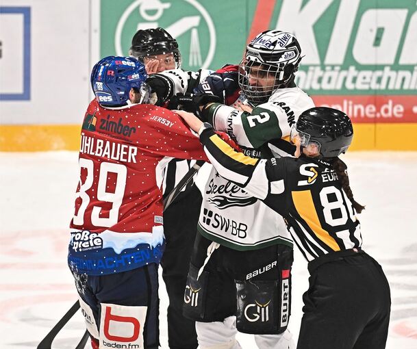 Eine von vielen Raufereien im Baden-Württemberg-Duell: Hier geraten Steelers-Verteidiger Benedikt Jiranek (rechts) und Freiburgs Stürmer Lukas Mühlbauer aneinander.