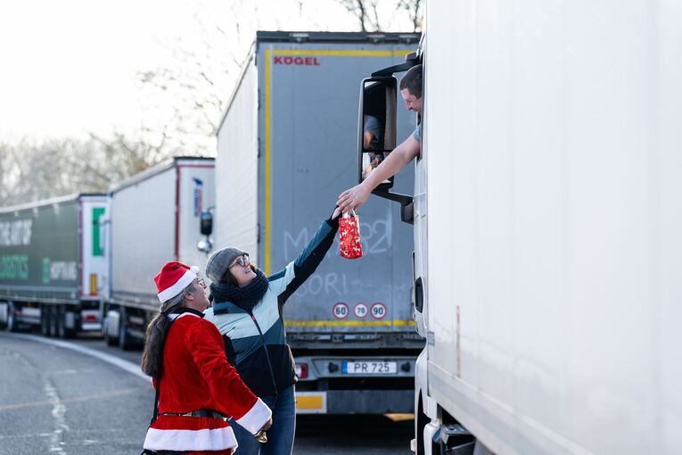 Weihnachtsaktion für Fernfahrer entlang der Autobahn A5