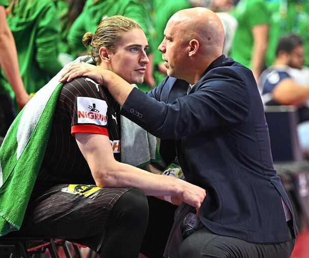 Seelentröster nach dem Aus im EM-Halbfinale 2024: Der damalige DHB-Sportvorstand und heutige HBW-Geschäftsführer Axel Kromer baut Starspieler Juri Knorr auf.