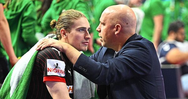 Seelentröster nach dem Aus im EM-Halbfinale 2024: Der damalige DHB-Sportvorstand und heutige HBW-Geschäftsführer Axel Kromer baut Starspieler Juri Knorr auf.
