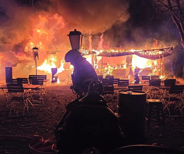 Die Feuerwehr kämpft in der Nacht von Heiligabend auf den ersten Weihnachtsfeiertag im Asperger Osterholz gegen die Flammen.