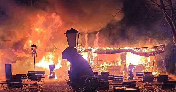 Die Feuerwehr kämpft in der Nacht von Heiligabend auf den ersten Weihnachtsfeiertag im Asperger Osterholz gegen die Flammen.