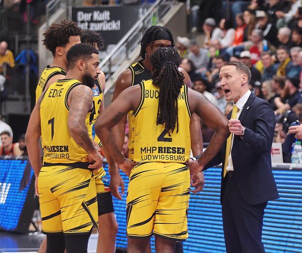 Redet auf seine Akteure ein: Riesen-Trainer Mikko Riipinen im Heimspiel gegen Vechta.