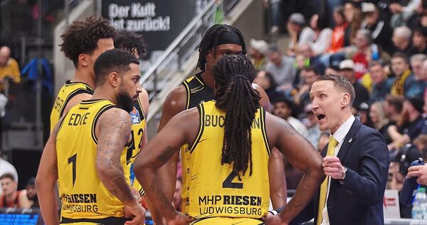 Redet auf seine Akteure ein: Riesen-Trainer Mikko Riipinen im Heimspiel gegen Vechta.