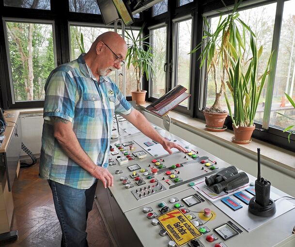 Am großen Schaltpult öffnet Jürgen Kwade die Schleusentore.