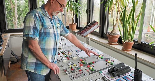 Am großen Schaltpult öffnet Jürgen Kwade die Schleusentore.