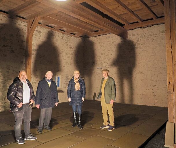 Baustellenbesuch: Das Bild zeigt (von links) Marcel Schöll, Vorsitzender des Vereins Zehntscheuer, Bauherrn Rüdiger Stihl, Stihl-Mitarbeiterin Yvonne Weber und Architekten Thomas Aydt.