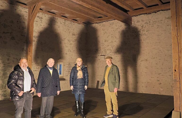 Baustellenbesuch: Das Bild zeigt (von links) Marcel Schöll, Vorsitzender des Vereins Zehntscheuer, Bauherrn Rüdiger Stihl, Stihl-Mitarbeiterin Yvonne Weber und Architekten Thomas Aydt.