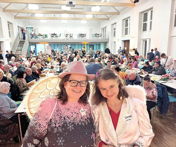 Zwei Weihnachtsengel: die Erste Bürgermeisterin Renate Schmetz (links) und Sandra Hehrlein.