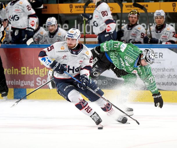 Bastian Eckl (hinten) und die Steelers sind aus dem Tritt. Die Ravensburger um Philipp Mass sind im Landesduell klar besser.